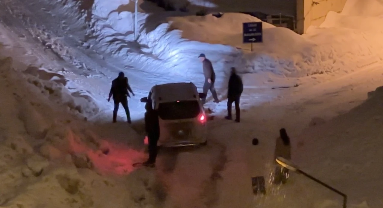 Y&uuml;ksekova&rsquo;da kar yağışı: Ara&ccedil;lar imece usul&uuml; kurtarıldı
