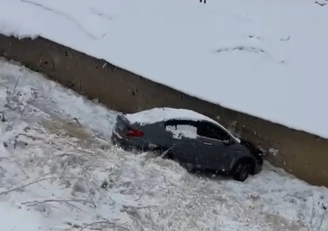 Y&uuml;ksekova&rsquo;da kar yağışı ve buzlanma kazaları beraberinde getirdi
