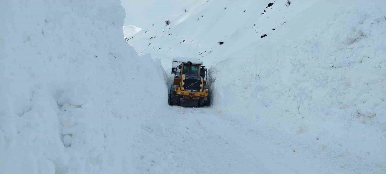 Y&uuml;ksekova&rsquo;da mezra yoluna d&uuml;şen &ccedil;ığ temizlendi
