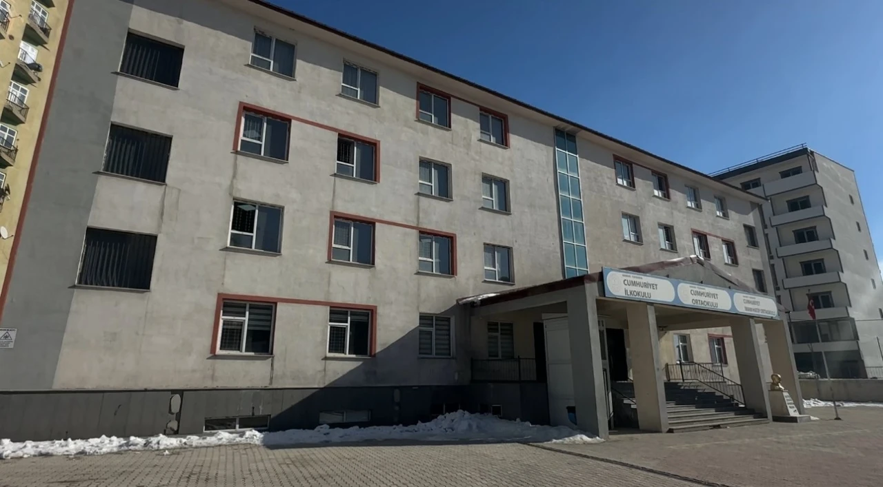 Y&uuml;ksekova&rsquo;da &ouml;rnek uygulama: Okulun pencereleri g&uuml;venli hale getirildi
