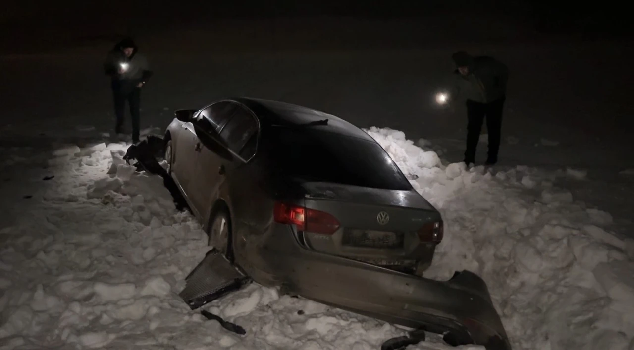Y&uuml;ksekova&rsquo;da otomobil 30 metre savrularak kar yığınına saplandı: 3 yaralı
