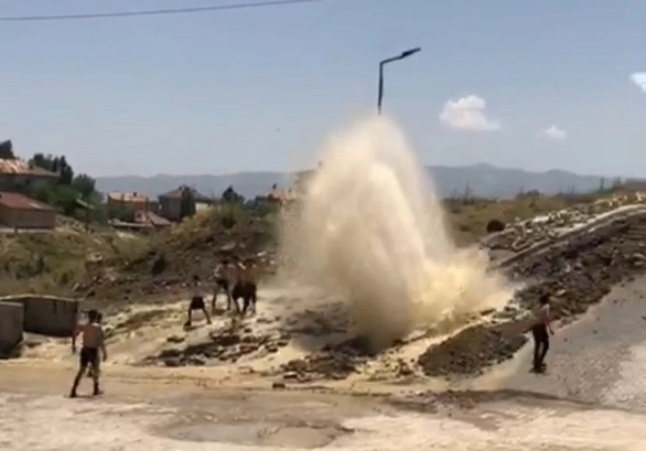 Yüksekova’da patlayan su hattı çocukların serinleme durağı oldu
