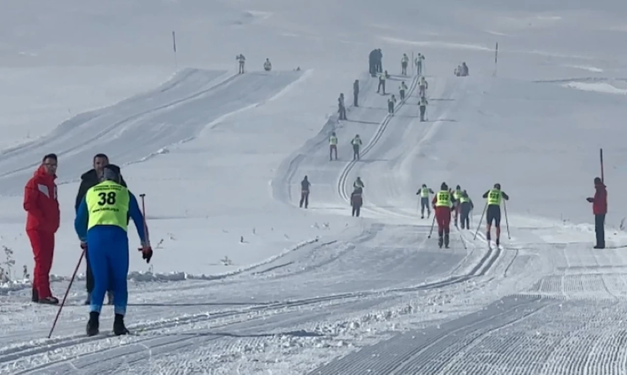 Y&uuml;ksekova&rsquo;da "Kayaklı Koşu Barış ve Kardeşlik 1. Etap yarışması" heyecanı
