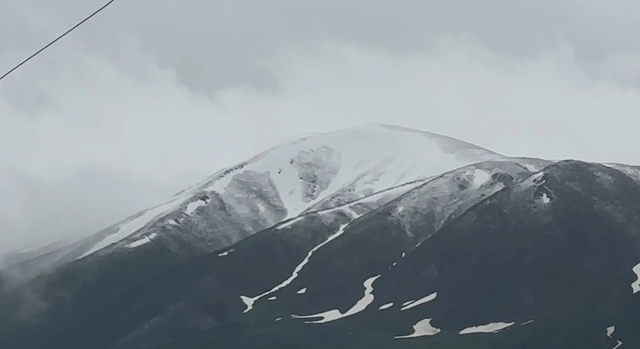 Yüksekova’da sağanak ve kar yağışı etkili oldu
