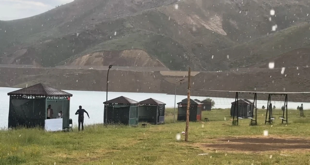 Yüksekova’da sağanak yağış etkili oldu
