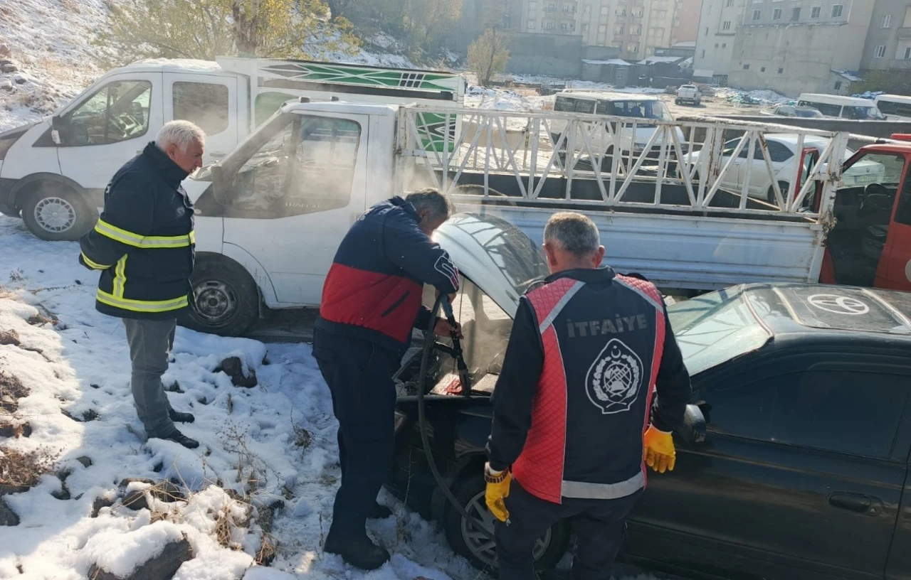 Yüksekova’da seyir halindeki otomobil yandı
