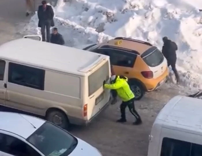 Y&uuml;ksekova&rsquo;da soğuk havada i&ccedil; ısıtan hareket: Trafik polisi mahsur kalan aracı iterek kurtardı
