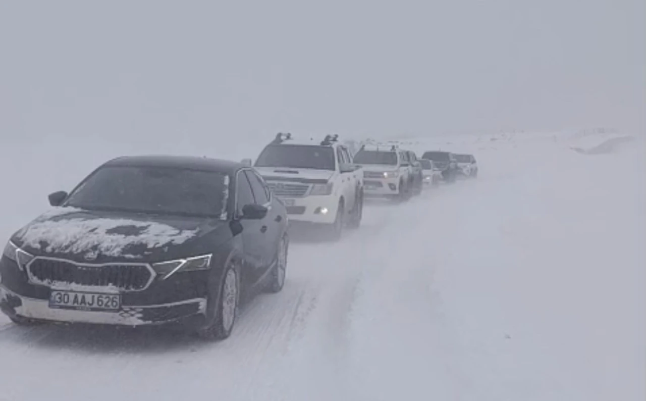Y&uuml;ksekova&rsquo;da tipi ve fırtına nedeniyle 50 ara&ccedil; mahsur kaldı
