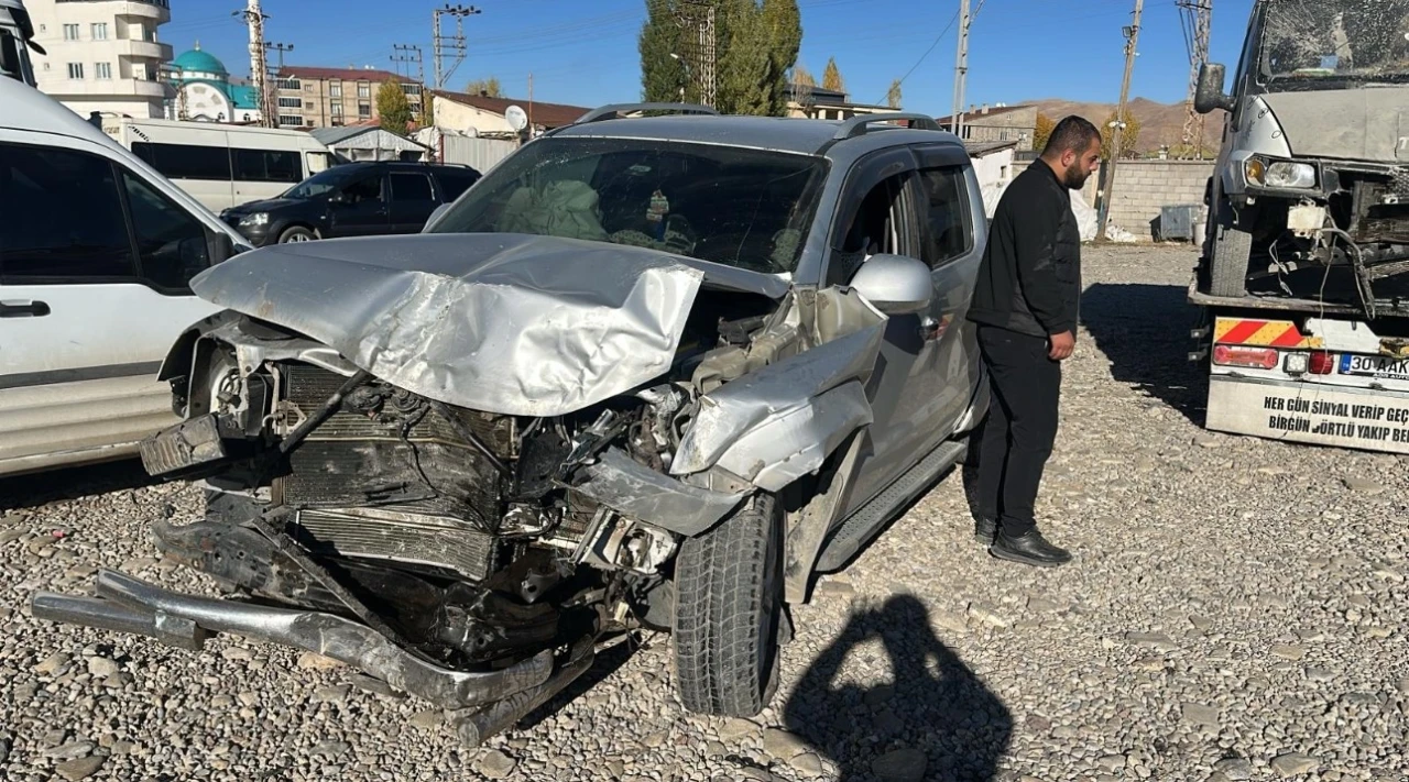 Yüksekova’da trafik kazası: 5 yaralı