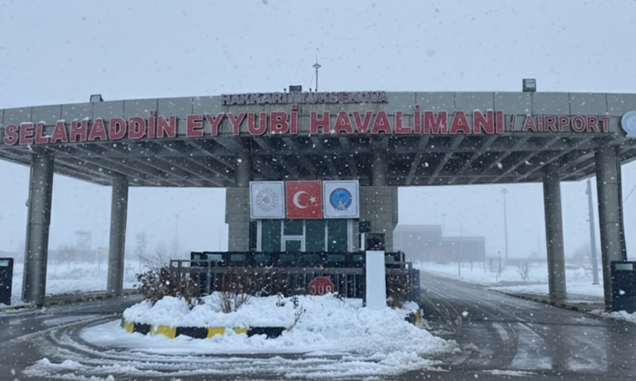 Y&uuml;ksekova&rsquo;da u&ccedil;ak seferlerine sis ve kar engeli
