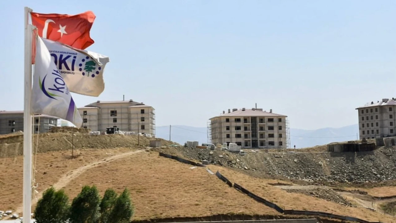 Yüksekova’da yeni TOKİ konutları yükseliyor
