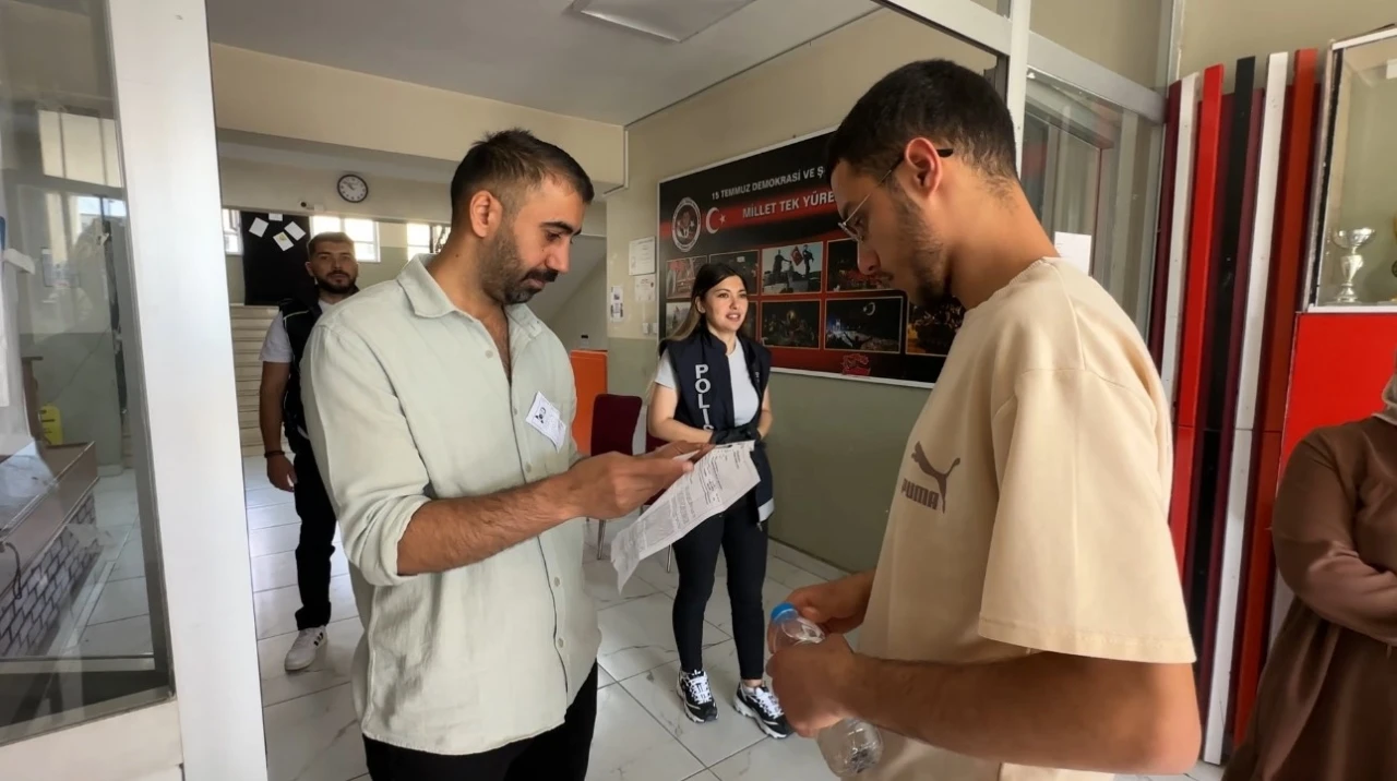 Yüksekova’da YKS’nin ikinci oturumu başladı
