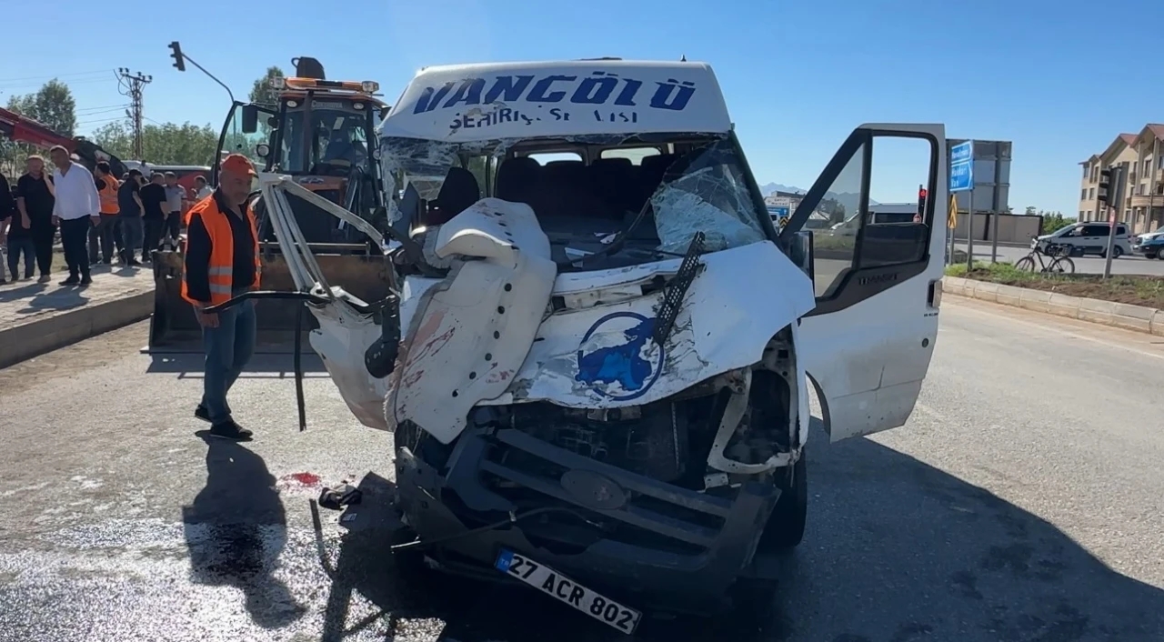 Y&uuml;ksekova&rsquo;da yolcu minib&uuml;s&uuml; ile kamyon &ccedil;arpıştı: 2 &ouml;l&uuml;, 3 yaralı
