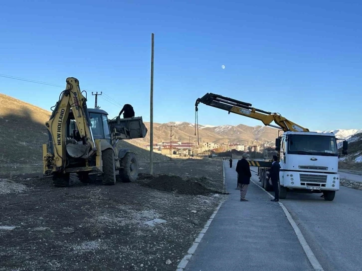 Yüksekova’daki TOKİ yolu aydınlatılıyor
