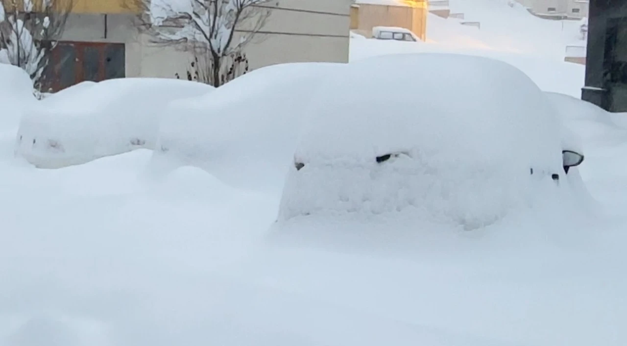 Y&uuml;ksekova kara g&ouml;m&uuml;ld&uuml;: Kar kalınlığı yarım metreyi ge&ccedil;ti
