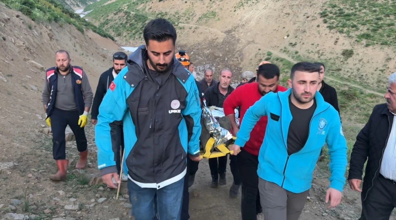 Y&uuml;ksekova kırsalında zorlu kurtarma operasyonu: 6 saatlik m&uuml;cadelenin ardından hastaneye ulaştırıldı
