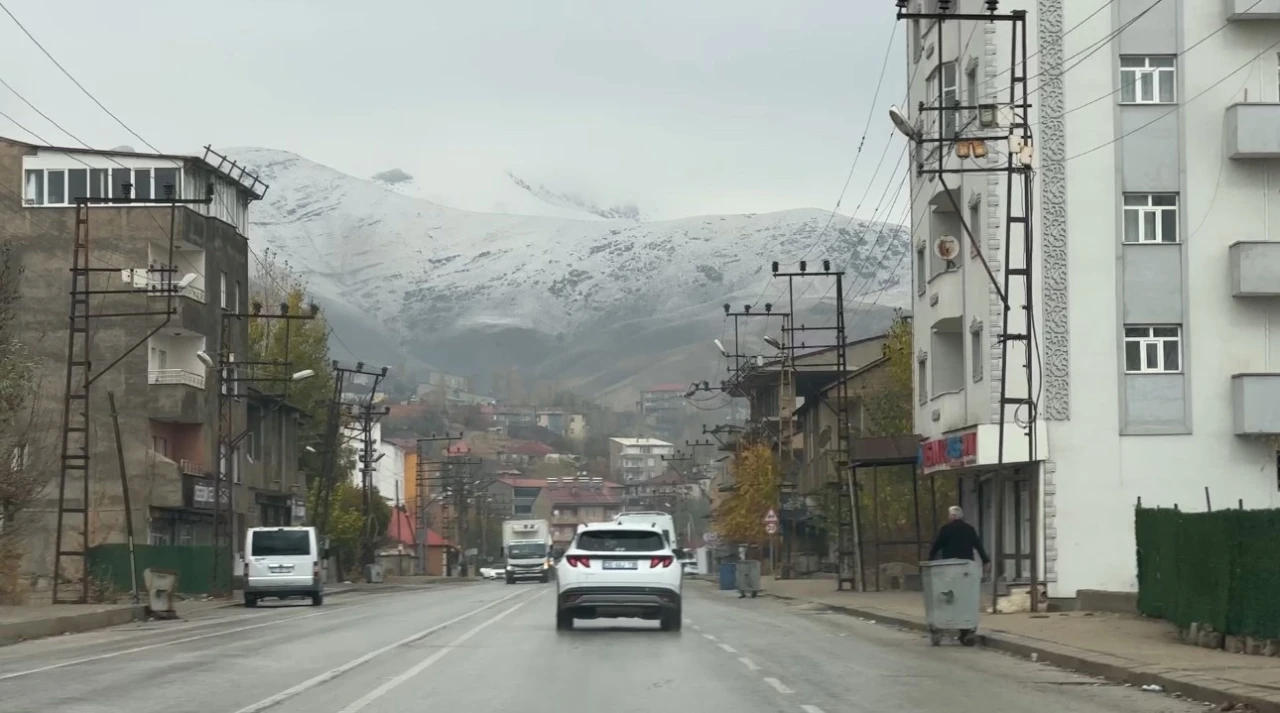 Yüksekova’nın etrafını çevreleyen dağlar beyaza büründü
