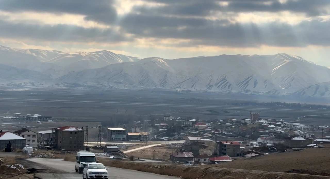 Yüksekova’nın etrafını saran dağlar karla kaplandı