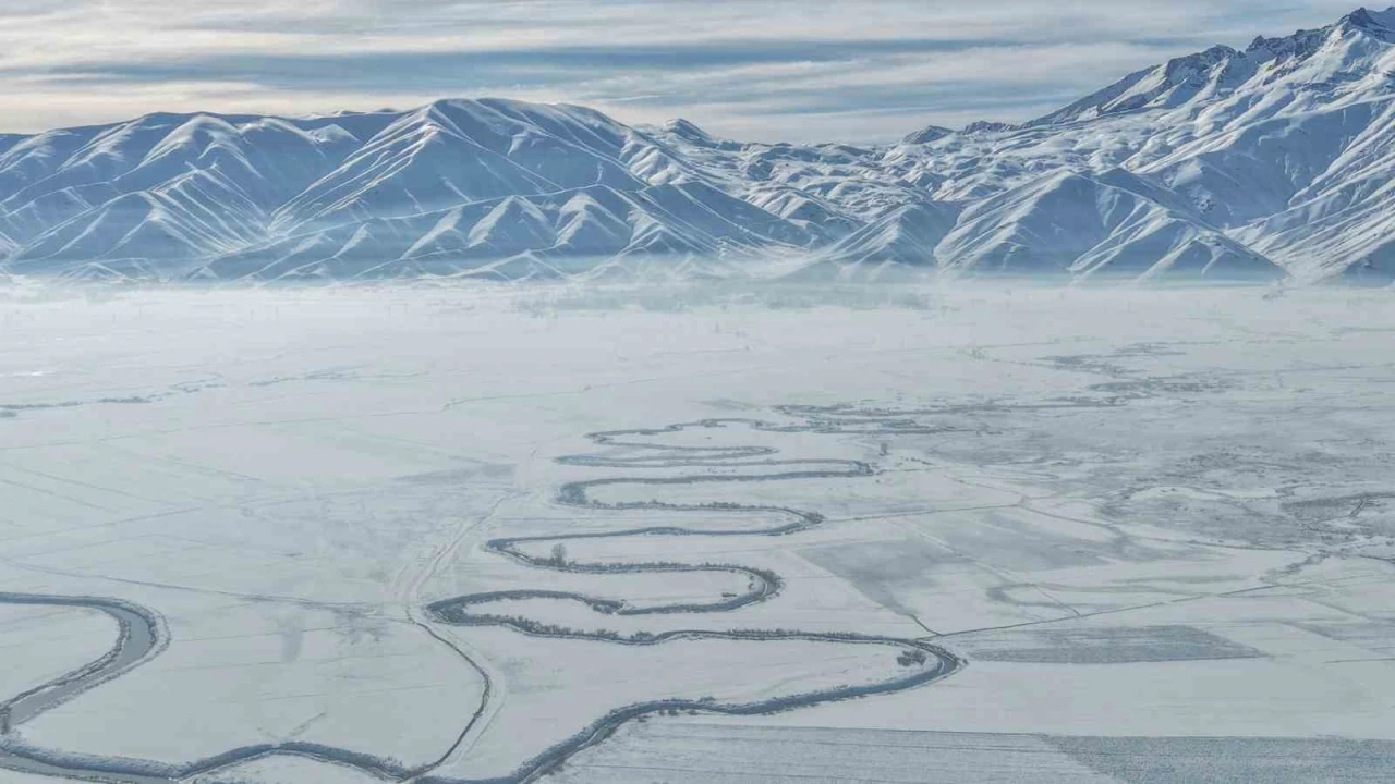 Y&uuml;ksekova&rsquo;nın kar altındaki menderesleri hayran bırakıyor
