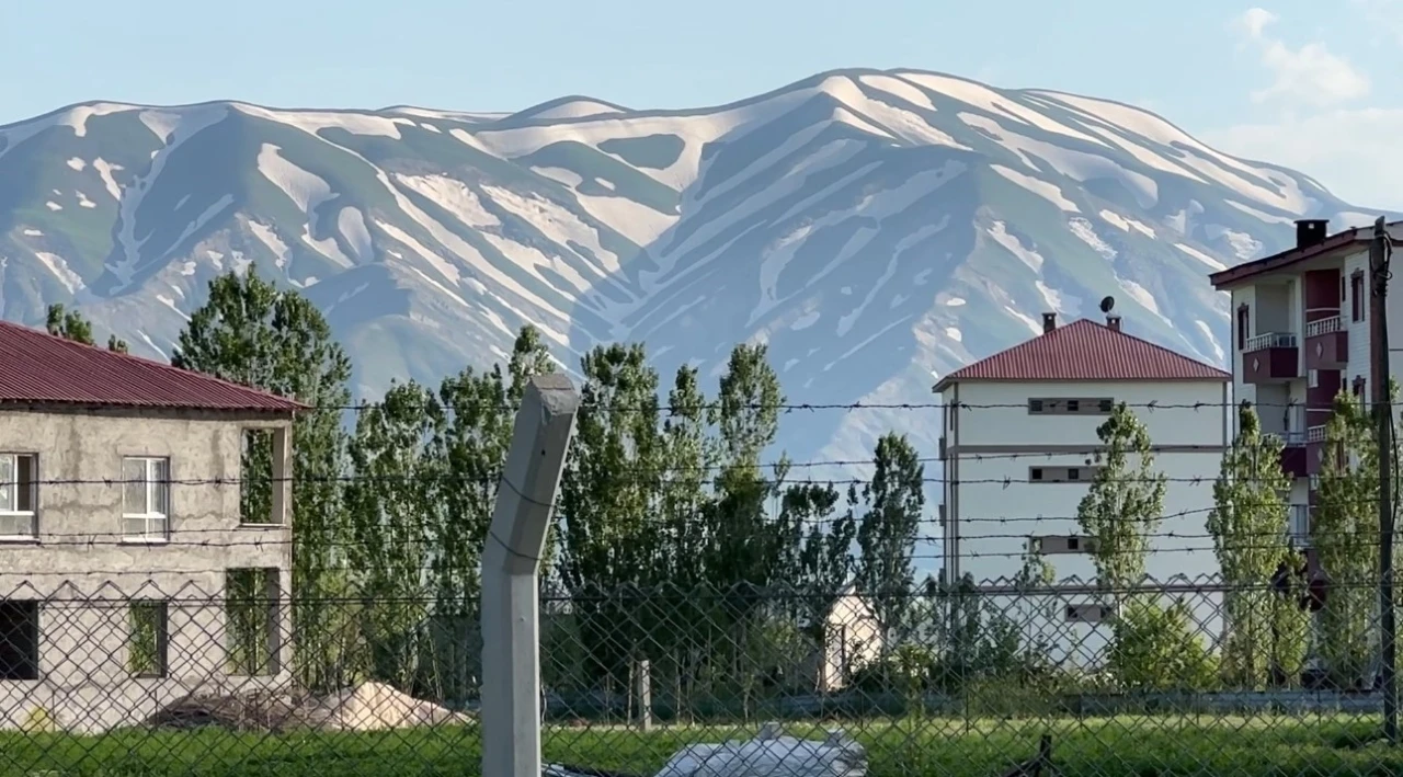 Yüksekova’nın "zebra" görünümlü karlı dağları ilgi görüyor