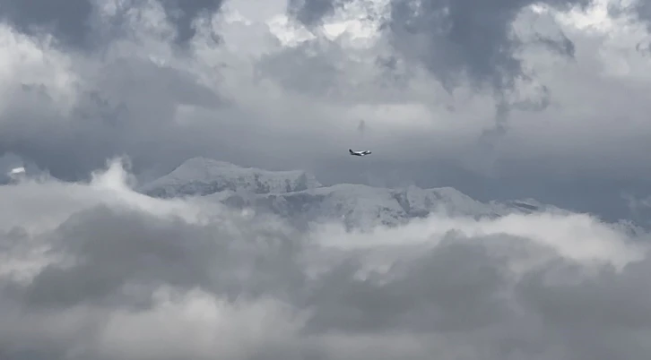 Y&uuml;ksekova&rsquo;nın y&uuml;ksek kesimleri beyaza b&uuml;r&uuml;nd&uuml;
