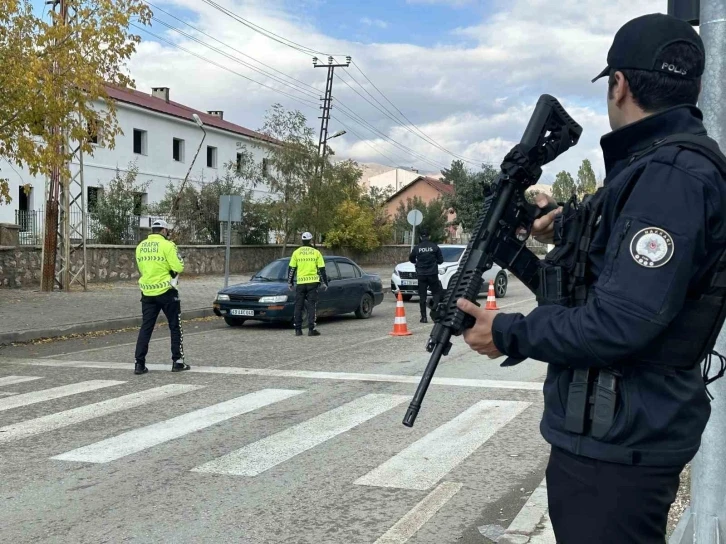 Y&uuml;ksekova polisinden havadan ve karadan trafik denetimi
