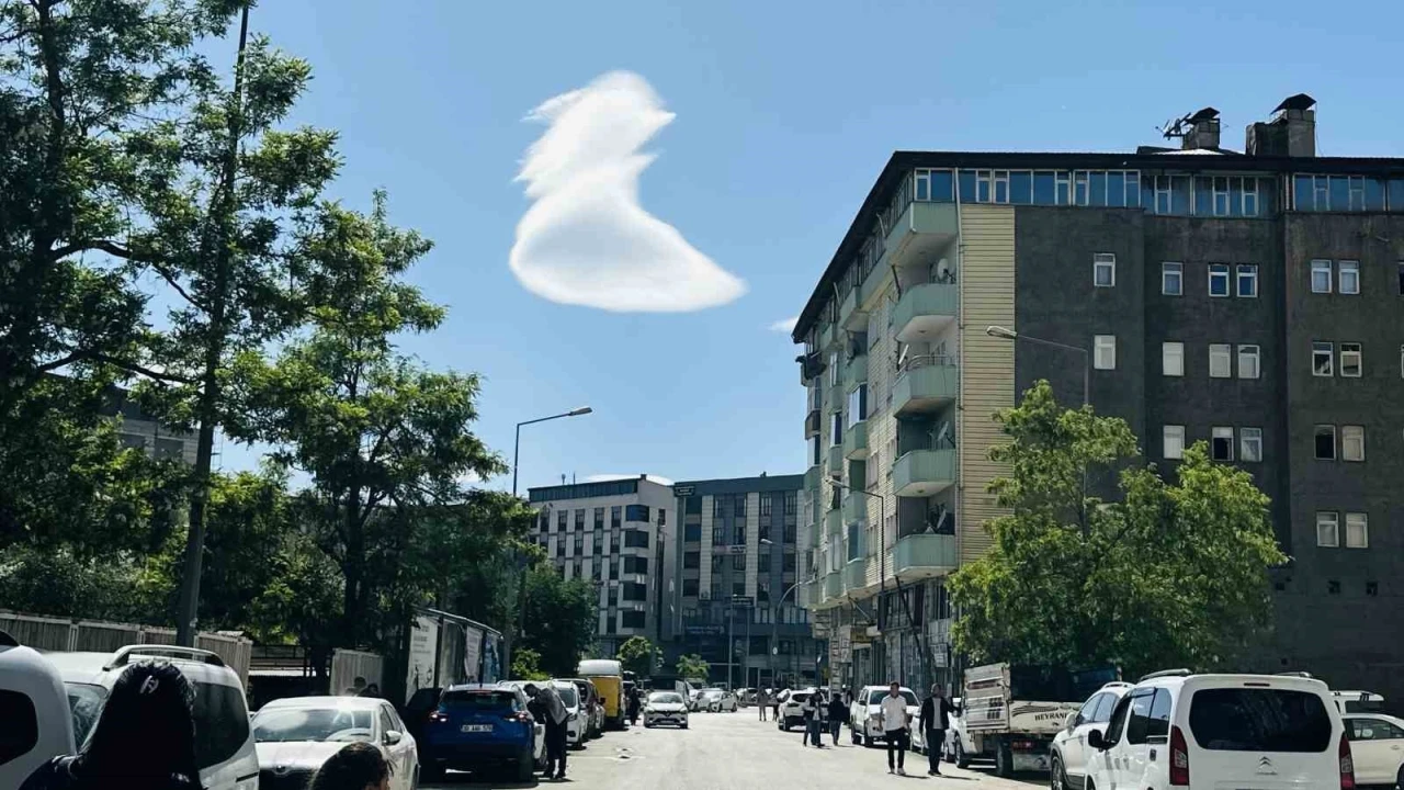 Y&uuml;ksekova semalarında nadir g&ouml;r&uuml;len doğa olayı: "UFO" benzetmesi yapılan bulutlar hayran bıraktı
