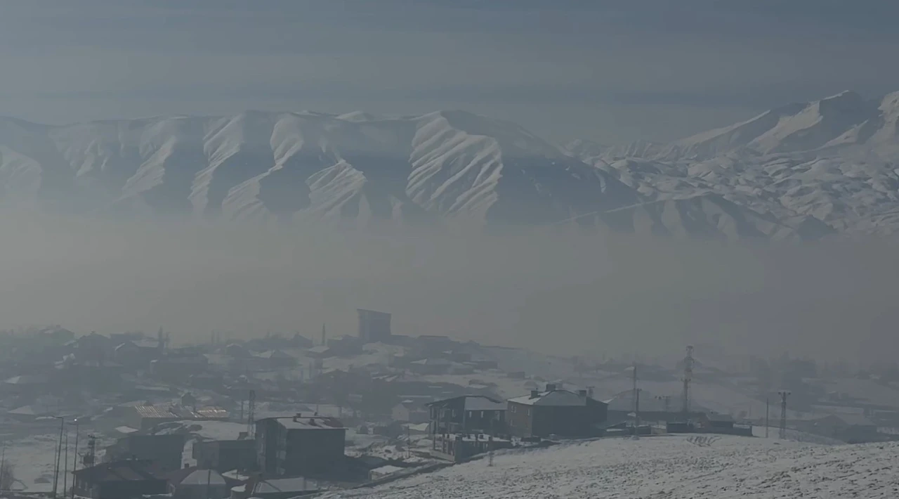 Y&uuml;ksekova sis altında kaldı
