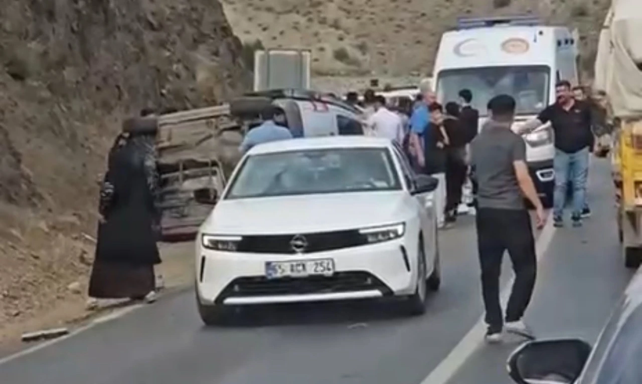 Yüksekova-Van kara yolunda kaza: 5 yaralı
