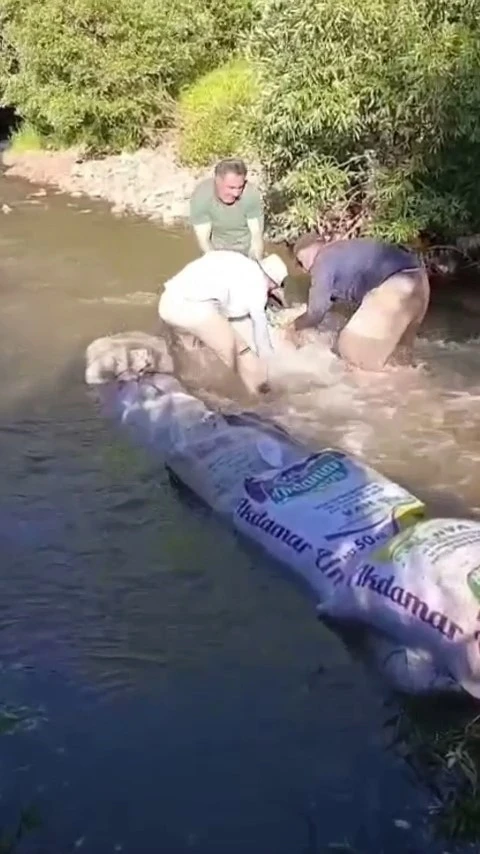 Y&uuml;ksekovalı &ccedil;ift&ccedil;ilerin kum torbalarıyla su n&ouml;beti
