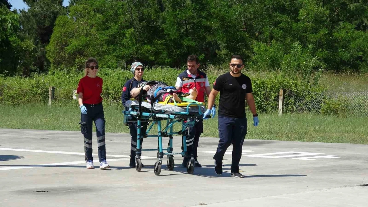Y&uuml;ksekten d&uuml;şen kadının imdadına ambulans helikopter yetişti
