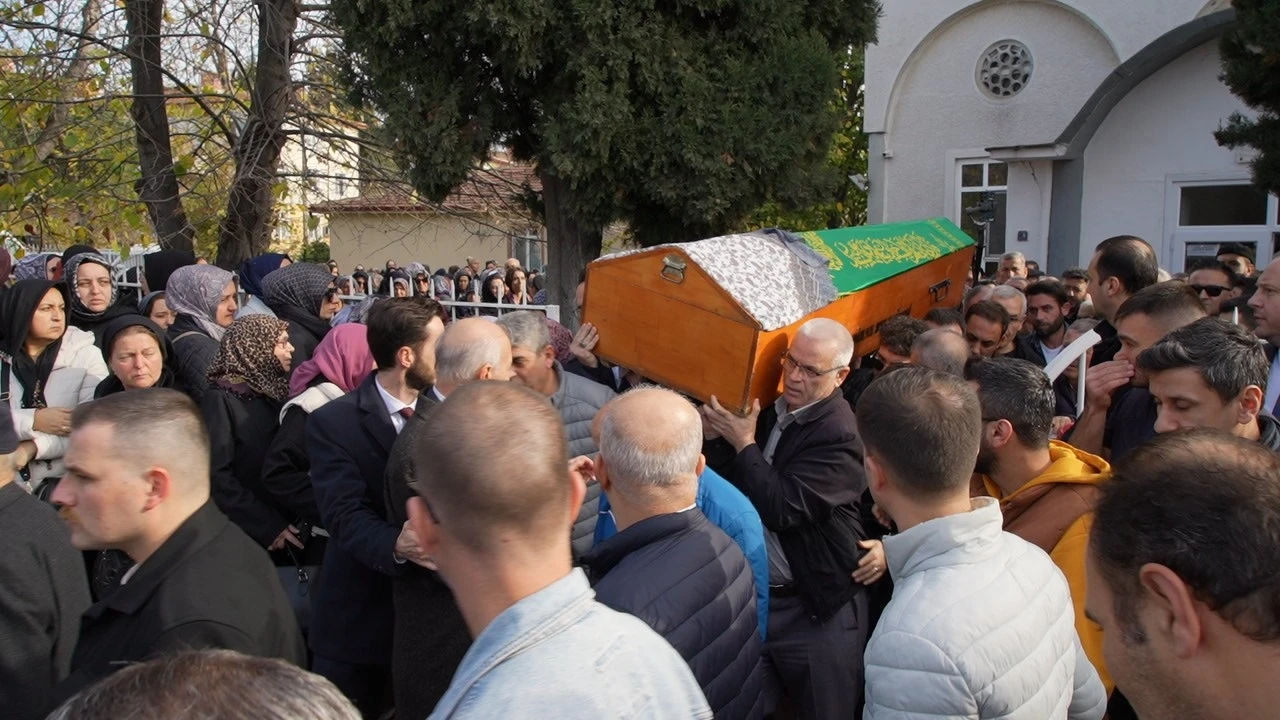 Yüksekten düşerek ölen avukat Selda Özkan son yolculuğuna uğurlandı
