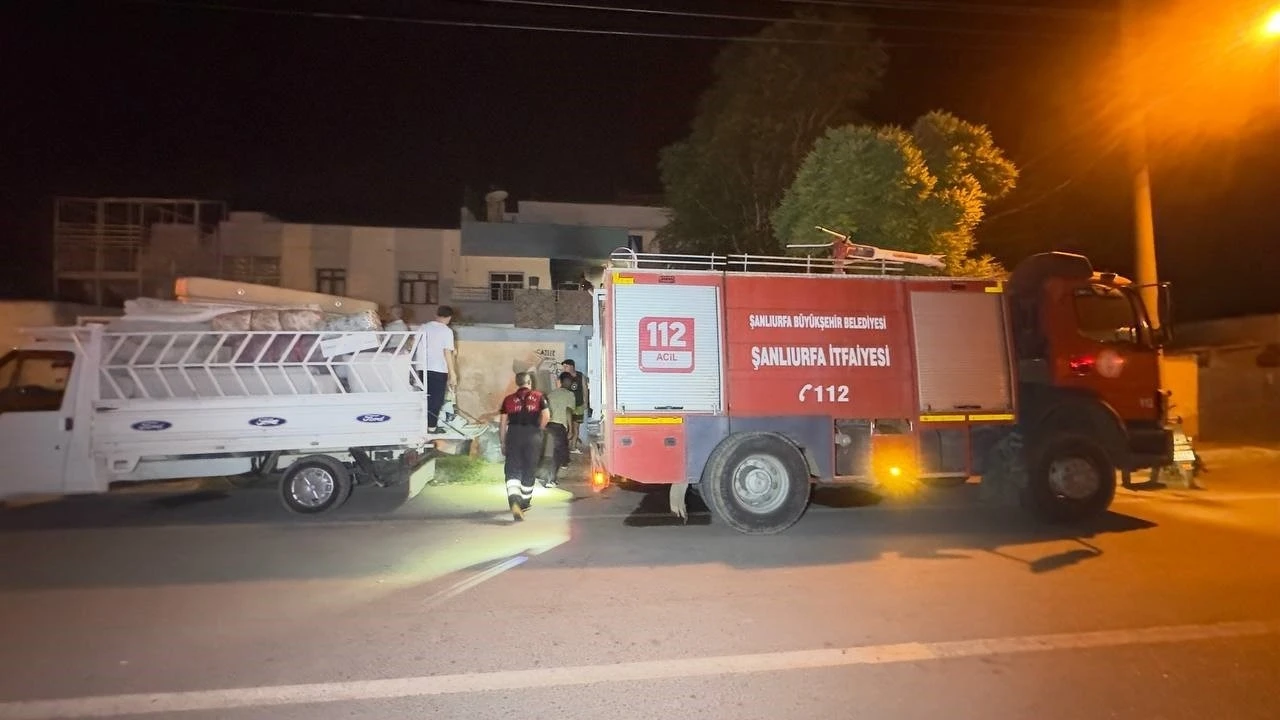 Y&uuml;kselen alevler mahalleliyi sokağa d&ouml;kt&uuml;
