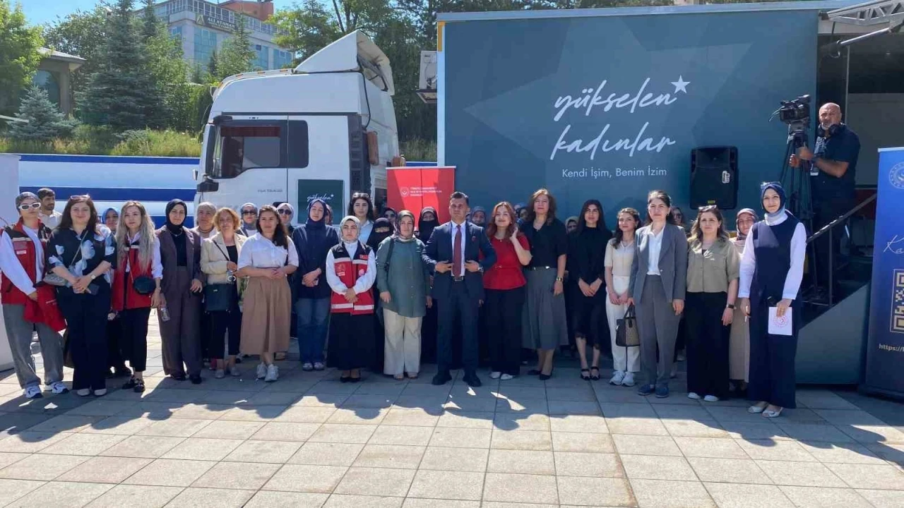 Y&uuml;kselen Kadınlar Girişimcilik Eğitim Tırı Erzurum&rsquo;da kadınlarla buluştu
