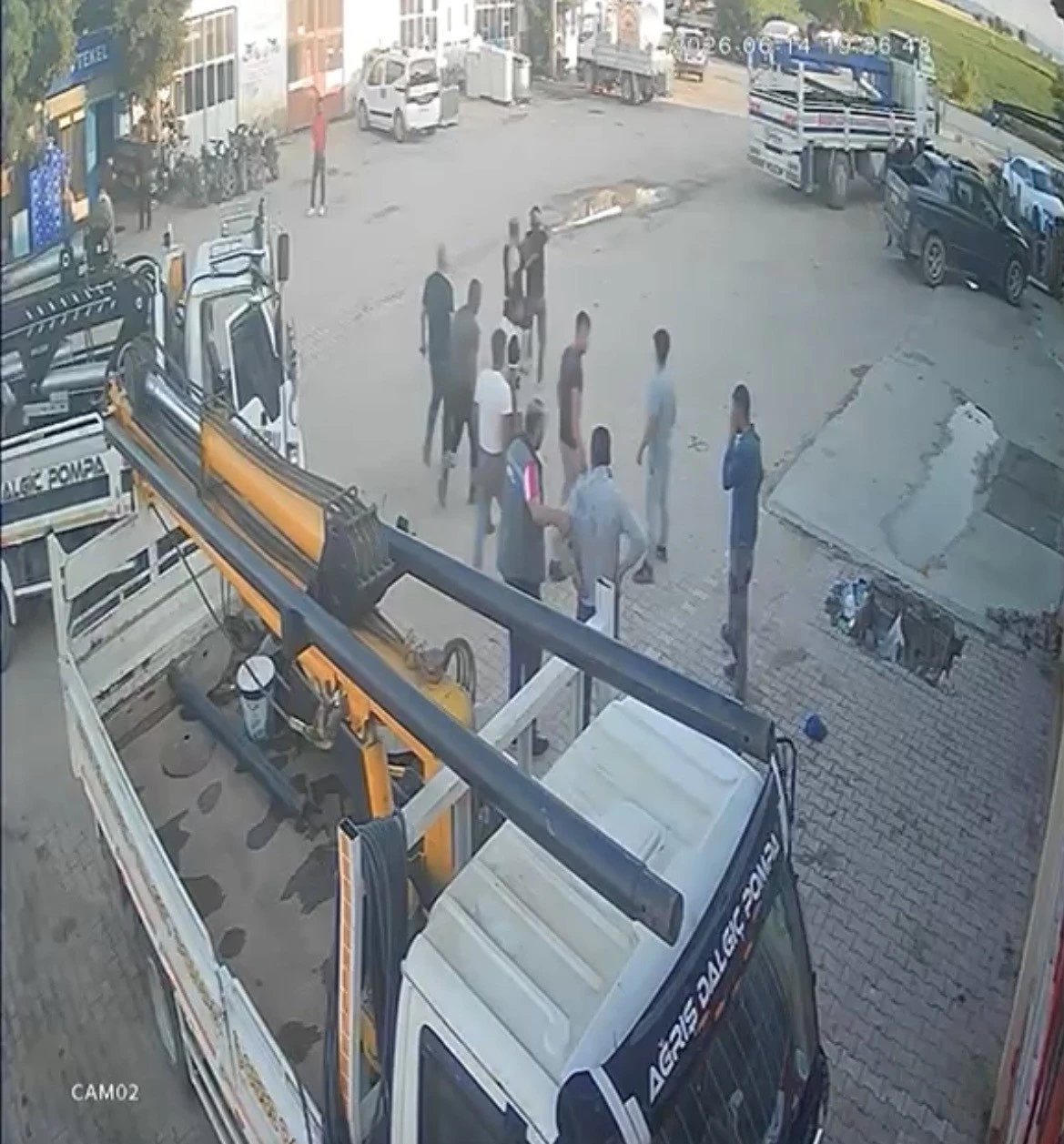 Yumruk, tokat ve tekmelerin havada u&ccedil;uştuğu kavga kamerada
