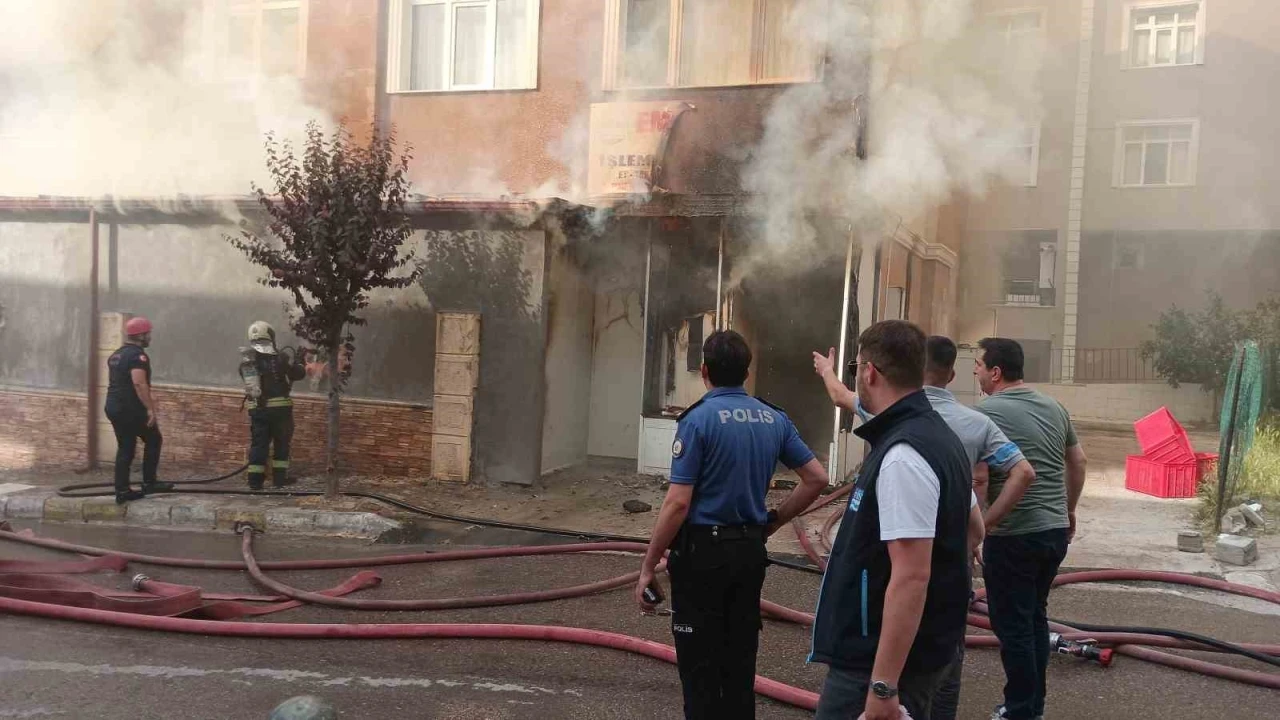 Yumurta d&uuml;kkanını saran alevlere iş makinesiyle m&uuml;dahale
