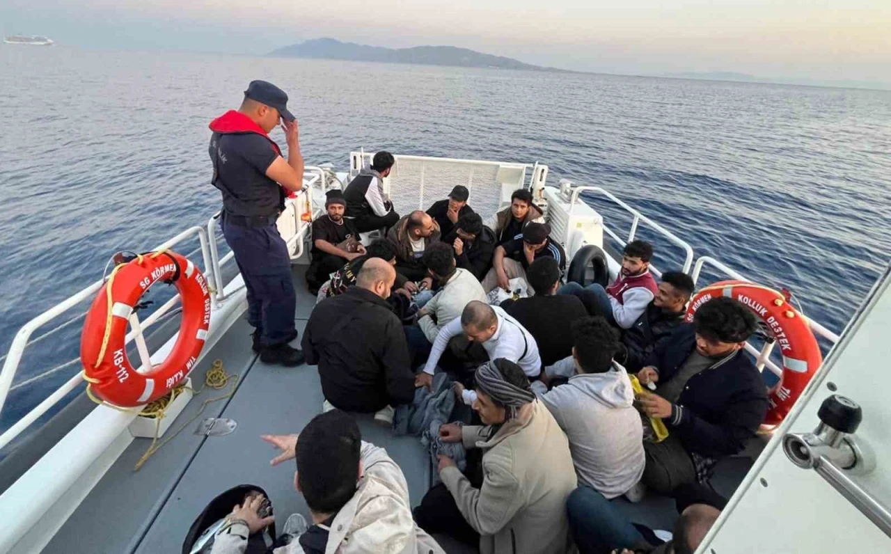 Yunanistan düzensiz göçmenleri lastik bota bindirerek ölüme itti
