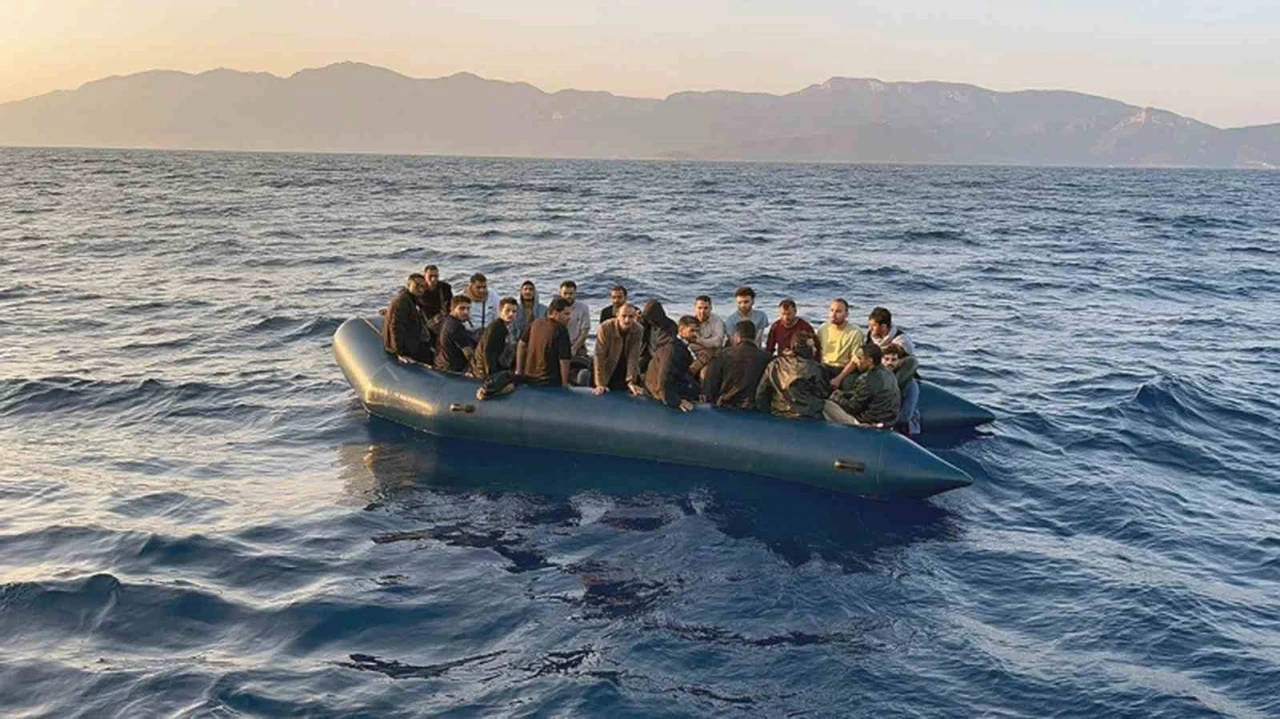 Yunanistan’ın geri ittiği 21 düzensiz göçmen kurtarıldı
