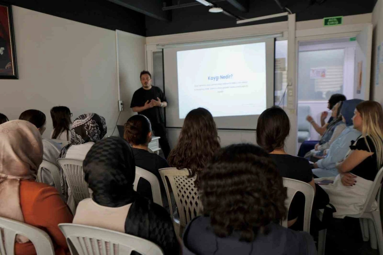 Yunusemre Belediyesinden &ouml;ğrencilere "Sınav Kaygısı Y&ouml;netimi" semineri
