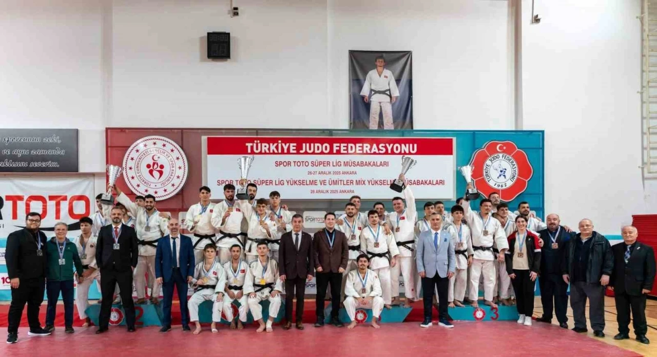 Yunusemre Belediyespor erkek judo takımı S&uuml;per Lig&rsquo;e y&uuml;kseldi
