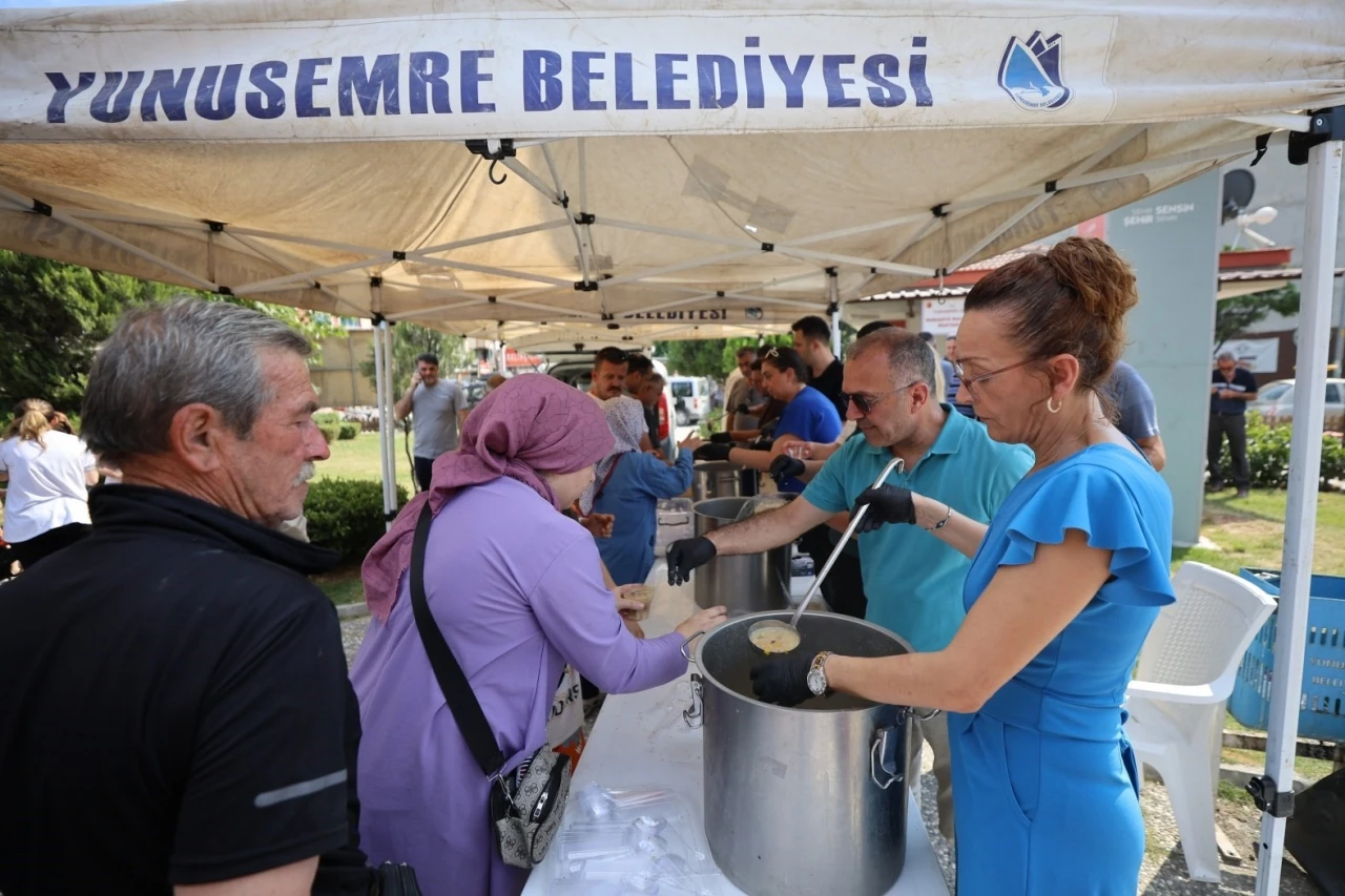 Yunusemre&rsquo;de aşure bereketi mahalle mahalle yayılıyor
