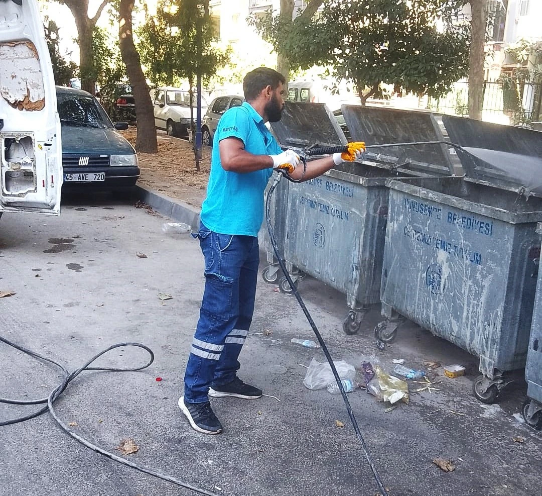 Yunusemre’de çöp konteynerleri dezenfekte ediliyor
