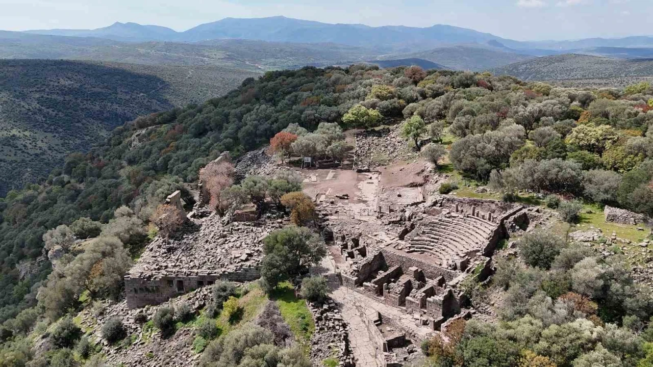 Yunusemre’den Aigai kazı çalışmalarına destek
