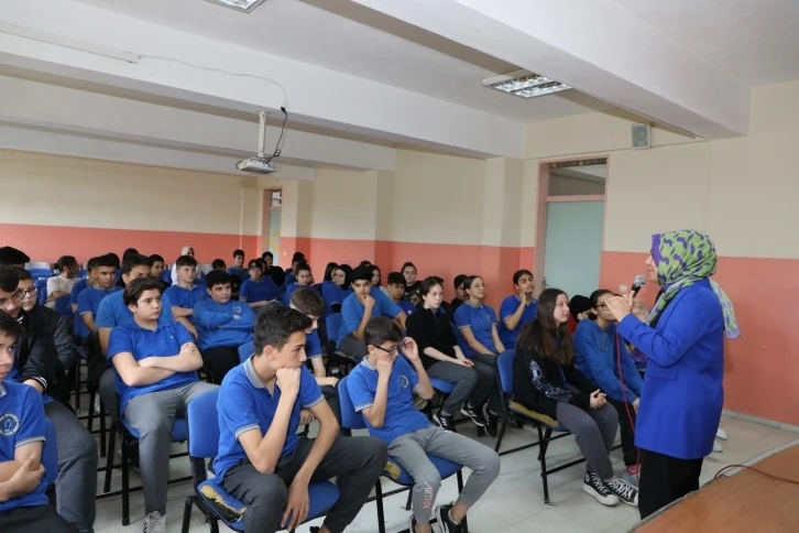 Yunusemre’den son sınıf öğrencilerine motivasyon semineri
