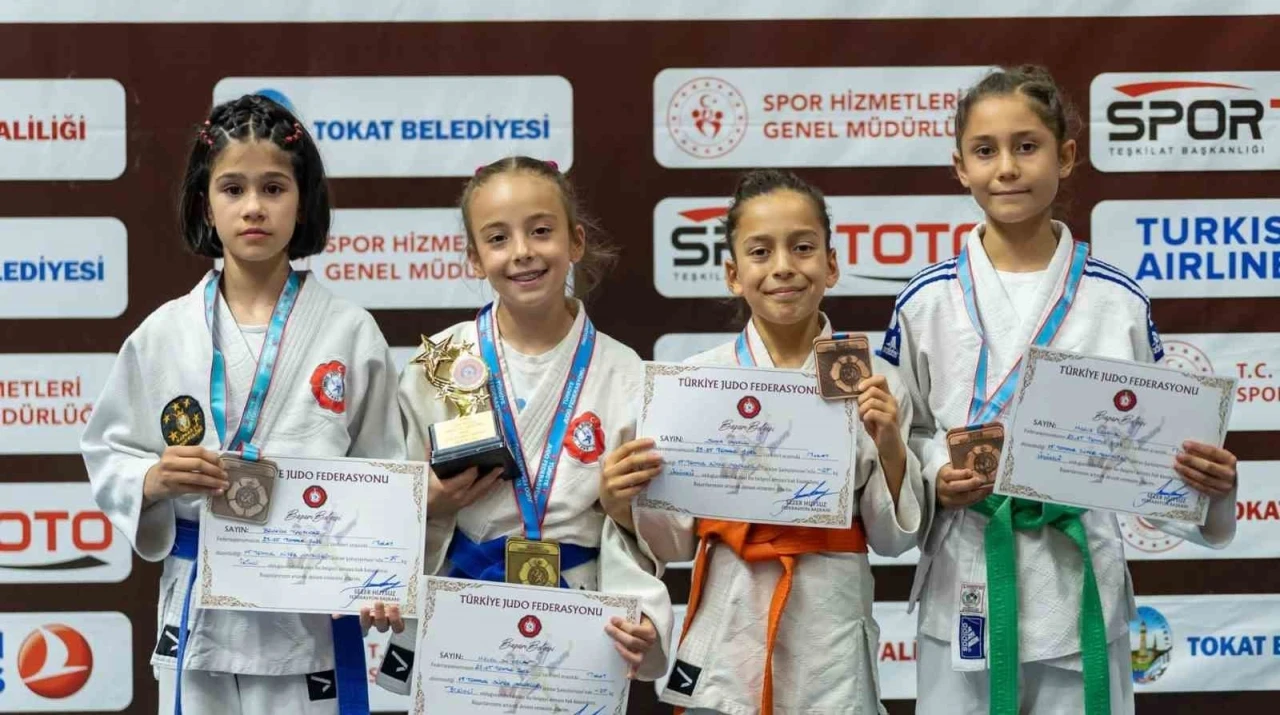 Yunusemre&rsquo;nin minik judocuları T&uuml;rkiye&rsquo;yi salladı
