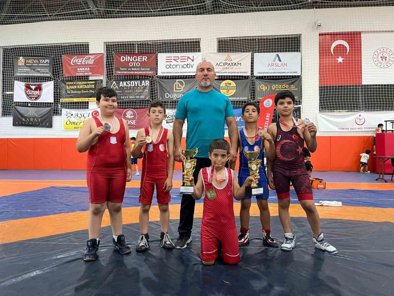 Yunusemre&rsquo;nin minik pehlivanları madalyaları topladı
