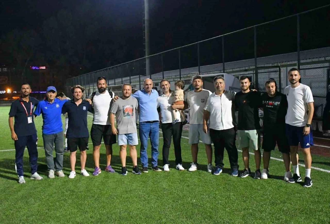 Yunusemre’nin U17’leri İzmir’de şampiyon oldu

