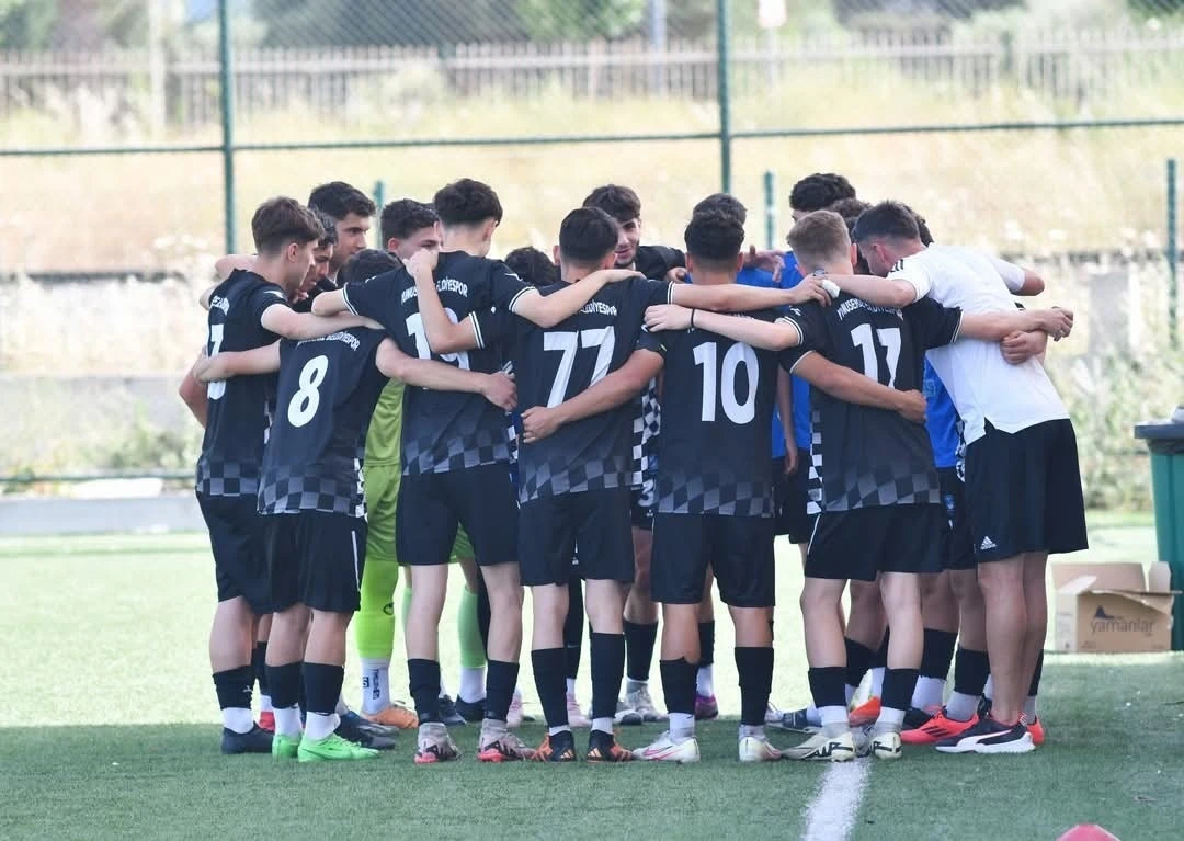 Yunusemre’nin U17’leri namağlup il şampiyonu oldu

