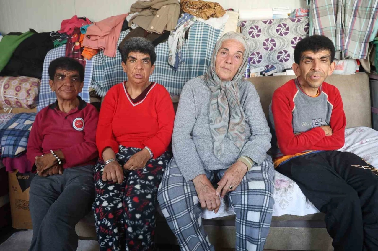 ’Yüreğim yanıyor’ diyerek burukluğunu anlatan fedakar anne, 3 engelli çocuğuna yıllardır gözü gibi bakıyor

