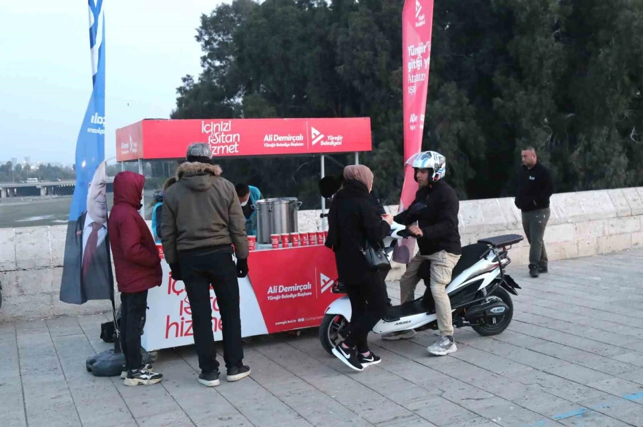 Y&uuml;reğir Belediyesi&rsquo;nden vatandaşa sıcak &ccedil;orba ikramı
